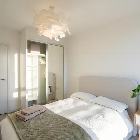 Private Room In 2 Bed Apartment